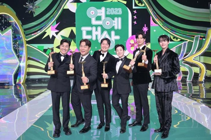 Các nghệ sĩ tham gia 2 ngày 1 đêm sau khi giành được giải thưởng lớn của giải thưởng KBS - Ảnh: Korea Times